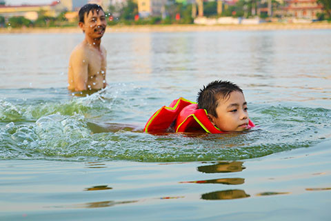 Hồ Linh Đàm trở thành công viên nước công cộng bất chấp nguy hiểm ảnh 8