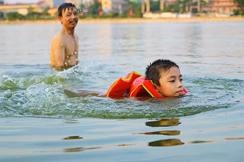 Hồ Linh Đàm trở thành công viên nước công cộng bất chấp nguy hiểm ảnh 8