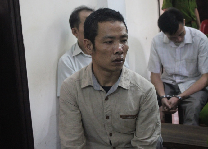 Trong phiên tòa bị cáo ‘quậy tưng’, chửi thề, đạp đổ vành móng ngựa - Ảnh 2