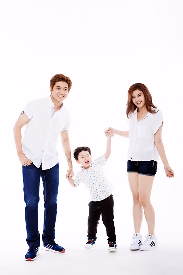 Con trai Tim và Trương Quỳnh Anh cười rạng rỡ bên bố mẹ 