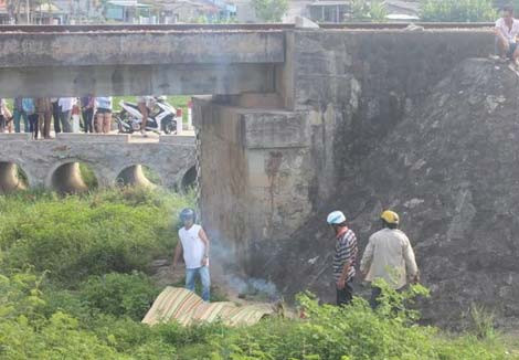Hiện trường nơi phát hiện thi thể người đàn ông. Hiện trường nơi phát hiện thi thể người đàn ông.