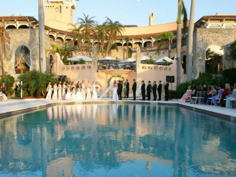 Nơi đây sở hữu 58 phòng ngủ, 33 phòng tắm, 12 lò sưởi và ba hầm trú bom. 