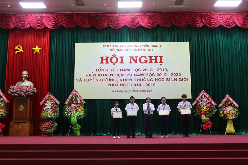 Giám đốc Sở GD&ĐT Nguyễn Hồng Oanh trao bằng khen của Bộ GD&ĐT cho HS giỏi đạt giải I, II, III cấp quốc gia Giám đốc Sở GD&ĐT Nguyễn Hồng Oanh trao bằng khen của Bộ GD&ĐT cho HS giỏi đạt giải I, II, III cấp quốc gia