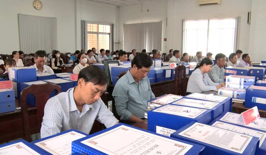 Quang cảnh buổi làm việc. Quang cảnh buổi làm việc.