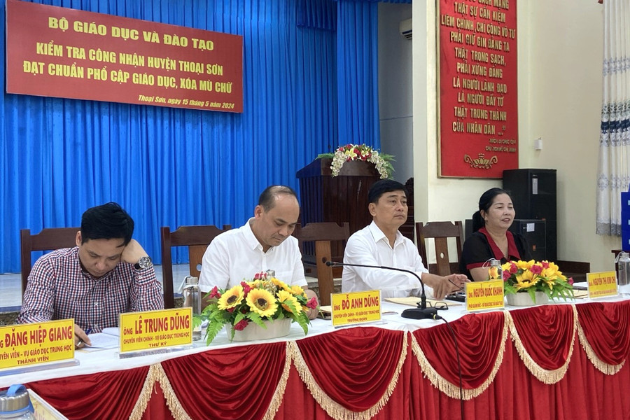 Đoàn kiểm tra làm việc tại huyện Thoại Sơn. Đoàn kiểm tra làm việc tại huyện Thoại Sơn.