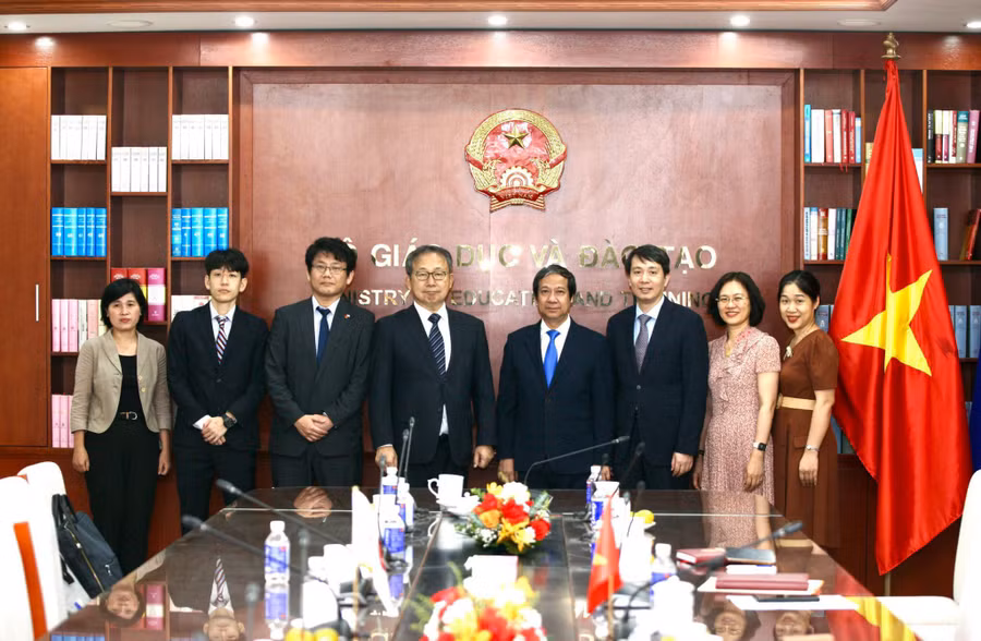 Bộ trưởng Nguyễn Kim Sơn, Đại sứ Yamada Takio và các đại biểu chụp ảnh lưu niệm.