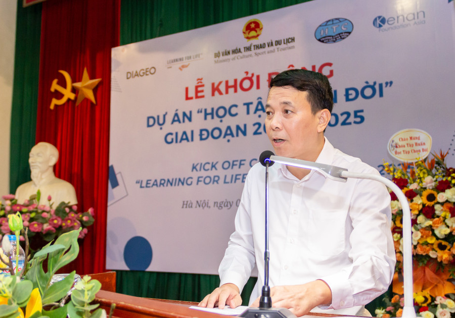 Ông Trịnh Cao Khải, Hiệu trưởng Trường CĐ Du lịch Hà Nội phát biểu tại buổi lễ.