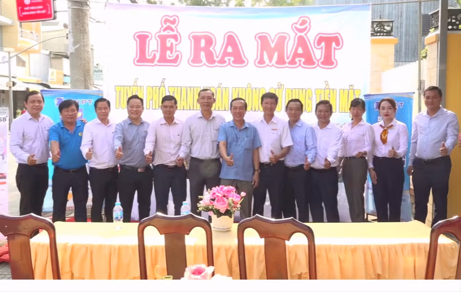 Đại biểu dự lễ ra mắt "Tuyến phố thanh toán không dùng tiền mặt".