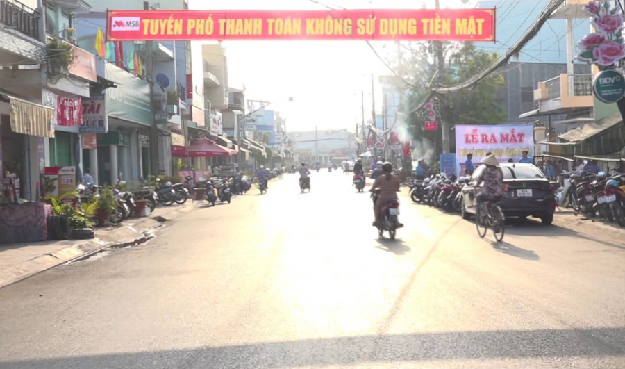 Tuyến phố thanh toán không dùng tiền mặt đầu tiên ở thị trấn Núi Sập (huyện Thoại Sơn).