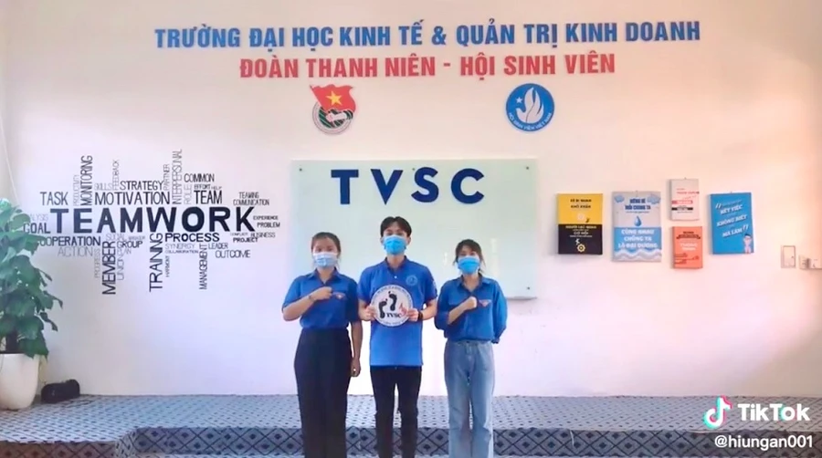 Các đoàn viên thanh niên của Trường ĐH Kinh tế và QTKD thể hiện vũ điệu “tôi đi bầu cử”.