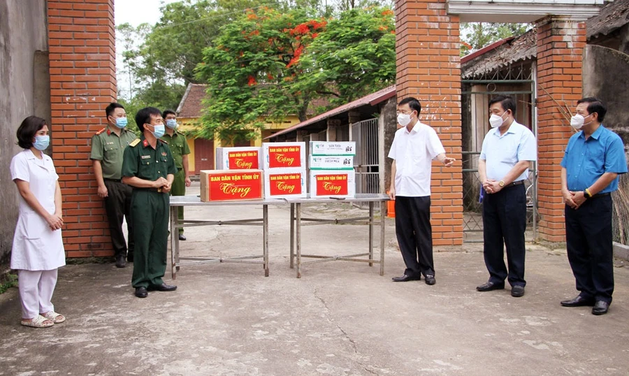 Thái Nguyên: Thăm hỏi, động viên và tặng quà khu vực cách ly y tế