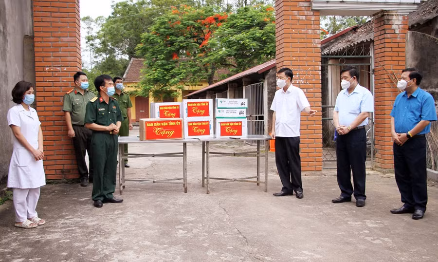 Thái Nguyên: Thăm hỏi, động viên và tặng quà khu vực cách ly y tế