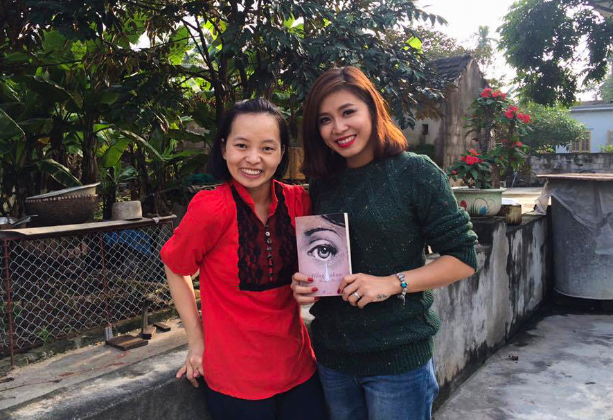 Mai Dung (bên trái) chụp cùng với MC Hoàng Linh.