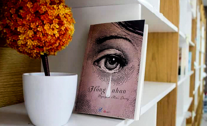 Hồng Nhan - tác phẩm đầu tay của Mai Dung viết về nhịp sống hơi thở của người phụ nữ hiện đại. Hồng Nhan - tác phẩm đầu tay của Mai Dung viết về nhịp sống hơi thở của người phụ nữ hiện đại.