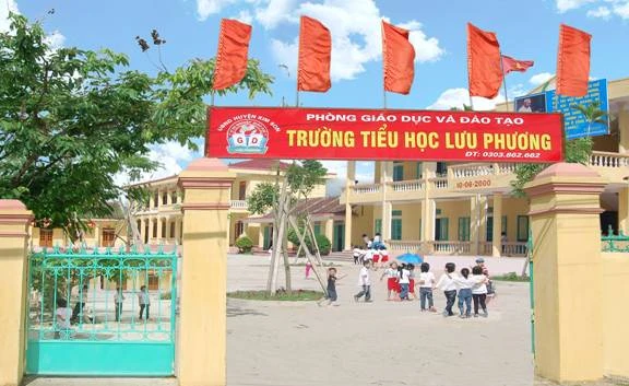 Học sinh Trường Tiểu học Lưu Phương (Kim Sơn, Ninh Bình) hào hứng trở lại trường sau nghỉ Tết.