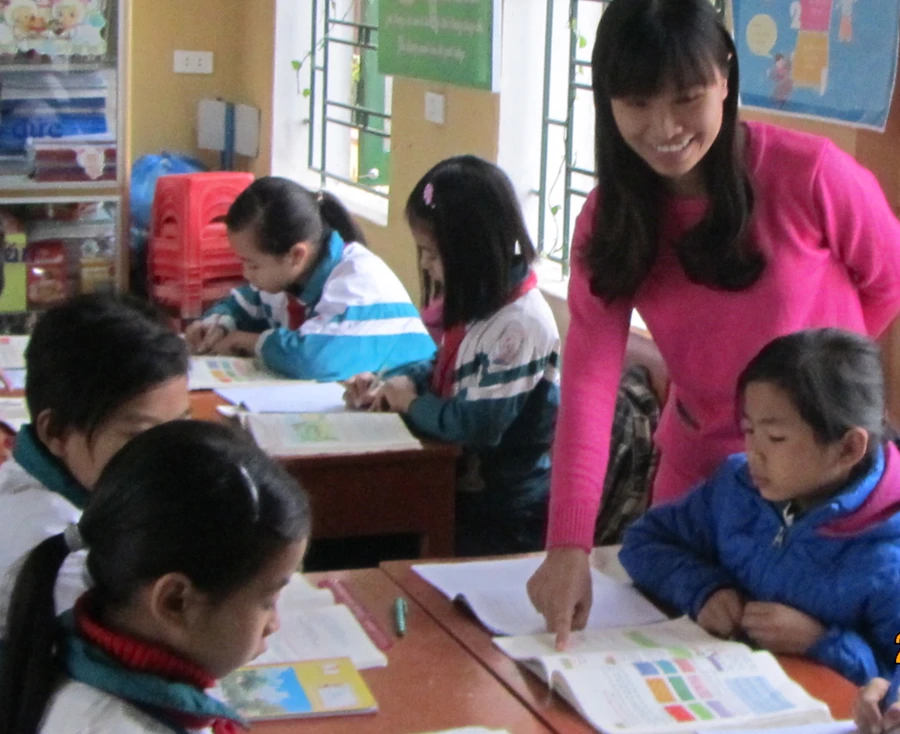 Cô Trần Minh Hiên và học sinh trong một giờ học VNEN