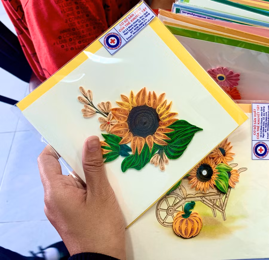 Những tấm thiệp được các học viên làm bằng giấy xoắn bán với giá 60.000 đồng/tấm.