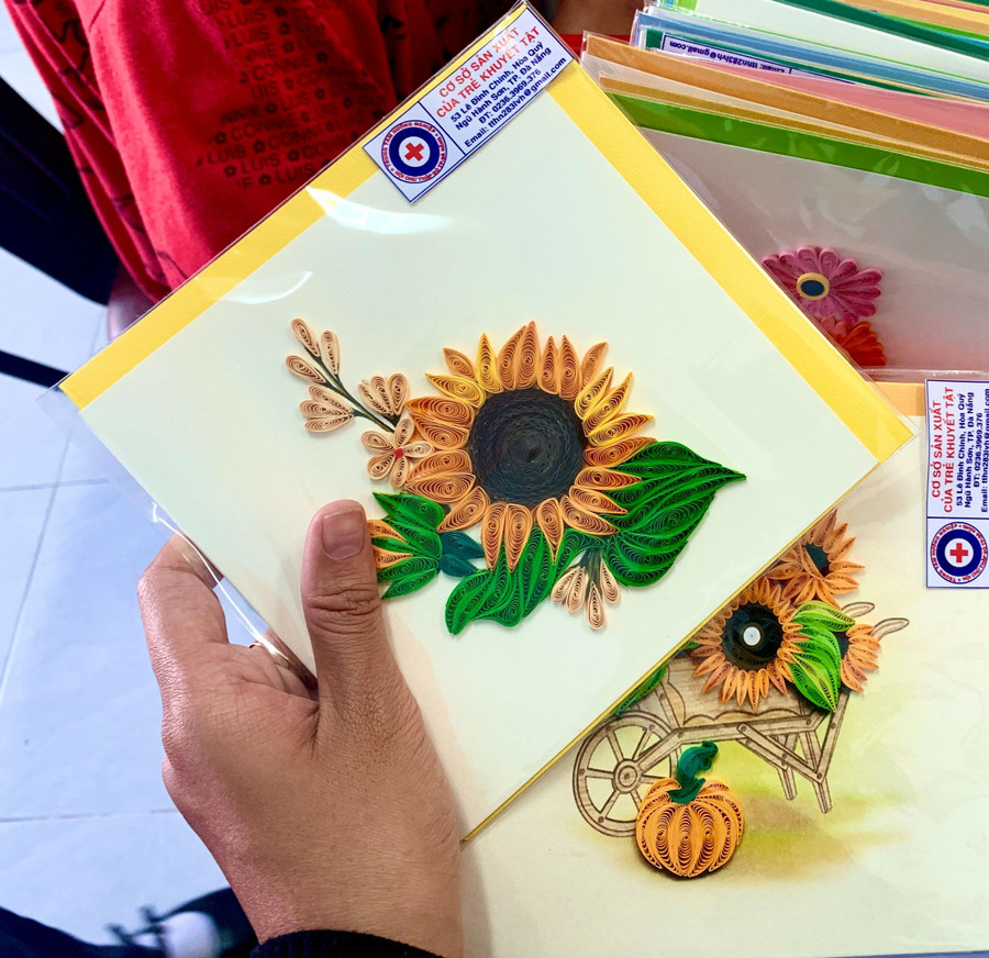 Những tấm thiệp được các học viên làm bằng giấy xoắn bán với giá 60.000 đồng/tấm. Những tấm thiệp được các học viên làm bằng giấy xoắn bán với giá 60.000 đồng/tấm.