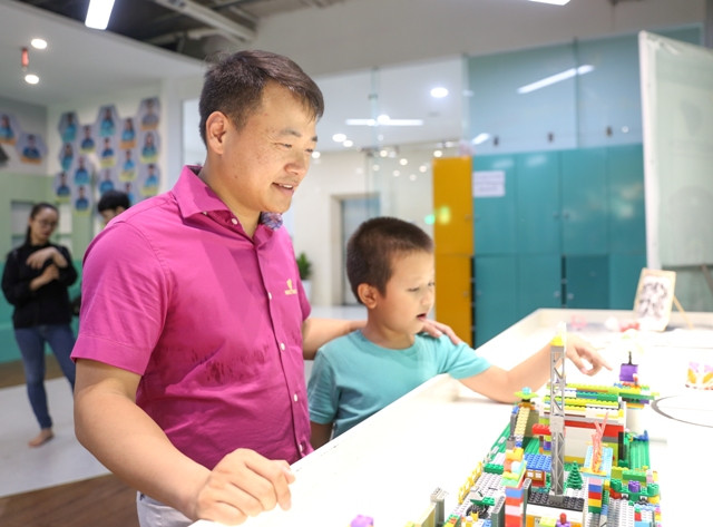 Shark Nguyễn Hòa Bình bên con trai Nguyễn Minh Quân.