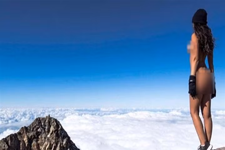 Người mẫu Jaylene Cook chụp ảnh khỏa thân trên đỉnh núi Taranaki. Ảnh: Instagram
