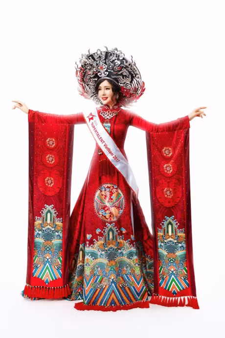 Nghi an trang phuc dan toc cua Luong Thai Tran tai Hoa hau Sieu tai nang The gioi 2017 giong Trung Quoc? - Anh 2