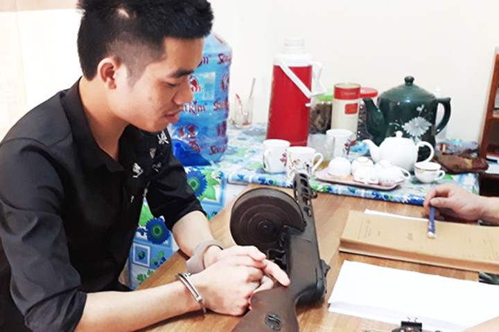 Cao Văn Hưng cùng khẩu tiểu liên (K-50M) tại CQĐT