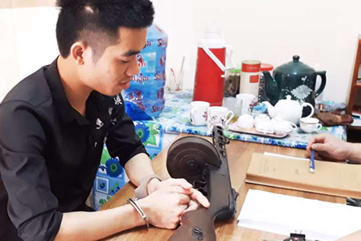 Cao Văn Hưng cùng khẩu tiểu liên (K-50M) tại CQĐT