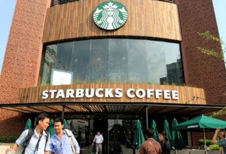 Người Việt đang uống cà phê Starbucks với giá Nguoi Viet dang uong ca phe Starbucks voi gia