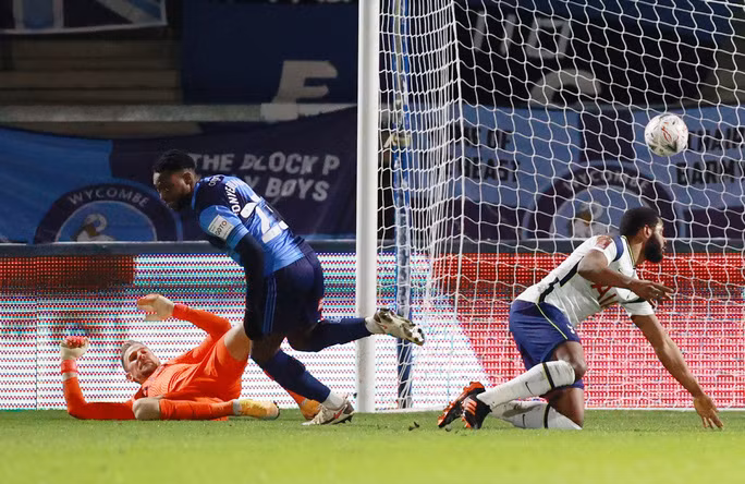... nhưng hàng thủ lỏng lẻo để Fred Onyedinma mở tỉ số cho Wycombe