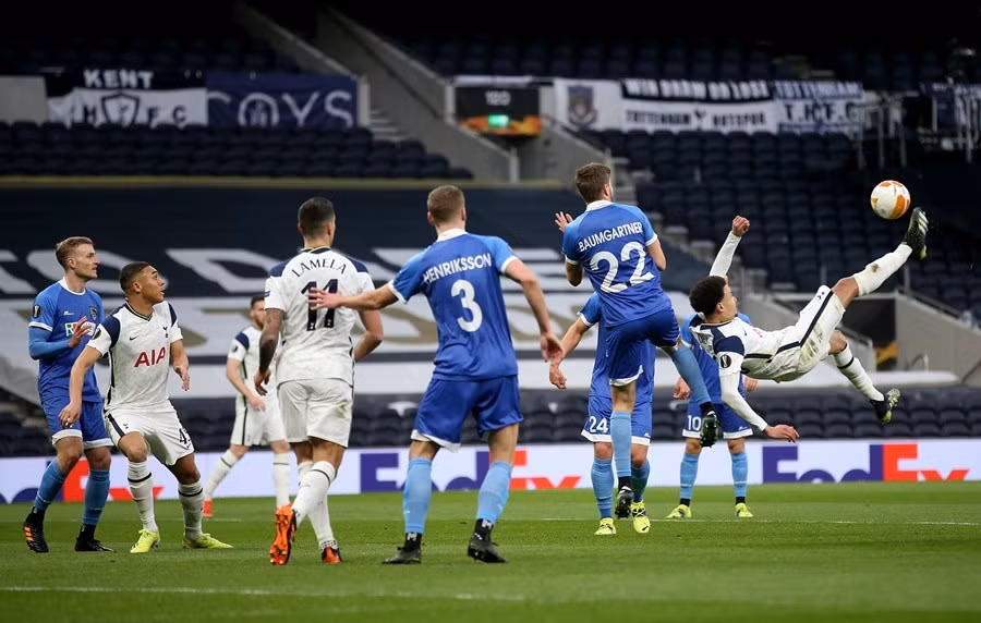 Tình huống Dele Alli ngả người bắt vô-lê đẹp mắt mở tỷ số ở phút thứ 10.