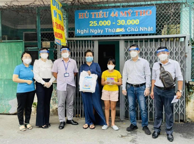 Ban giám hiệu Trường Tiểu học Trần Quang Diệu, Quận 3, TPHCM trao tặng quà, đồ dùng học tập cho học sinh mồ côi của trường. Ban giám hiệu Trường Tiểu học Trần Quang Diệu, Quận 3, TPHCM trao tặng quà, đồ dùng học tập cho học sinh mồ côi của trường.