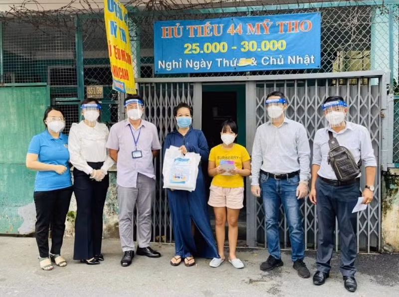 Ban giám hiệu Trường Tiểu học Trần Quang Diệu, Quận 3, TPHCM trao tặng quà, đồ dùng học tập cho học sinh mồ côi của trường.