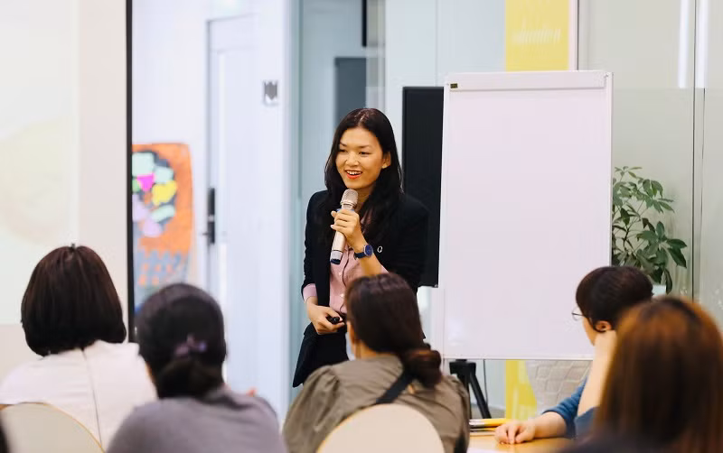 Thạc sĩ Phương Hoài Nga trong một hoạt động tư vấn tâm lý. Ảnh: NVCC