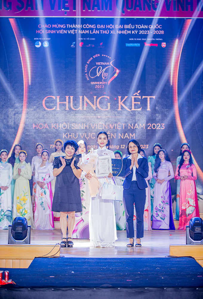 Thí sinh Thạch Thị Ngọc Trinh - SBD 3011, sinh viên Trường ĐH Trà Vinh xuất sắc đoạt giải Á khôi 2 tại vòng Vòng Chung kết khu vực miền Nam. Thí sinh Thạch Thị Ngọc Trinh - SBD 3011, sinh viên Trường ĐH Trà Vinh xuất sắc đoạt giải Á khôi 2 tại vòng Vòng Chung kết khu vực miền Nam.