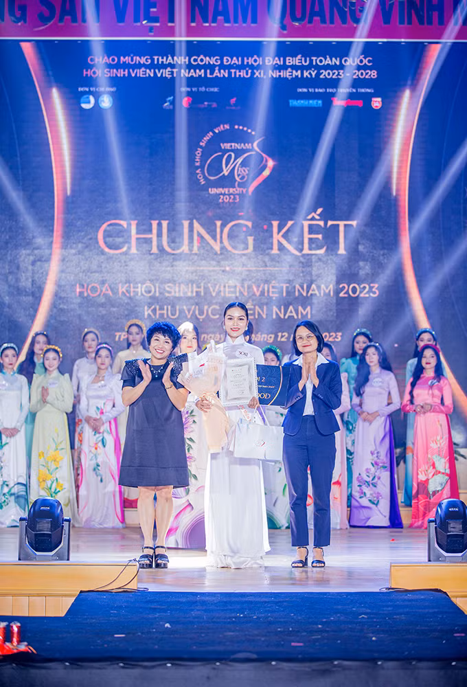 Thí sinh Thạch Thị Ngọc Trinh - SBD 3011, sinh viên Trường ĐH Trà Vinh xuất sắc đoạt giải Á khôi 2 tại vòng Vòng Chung kết khu vực miền Nam.