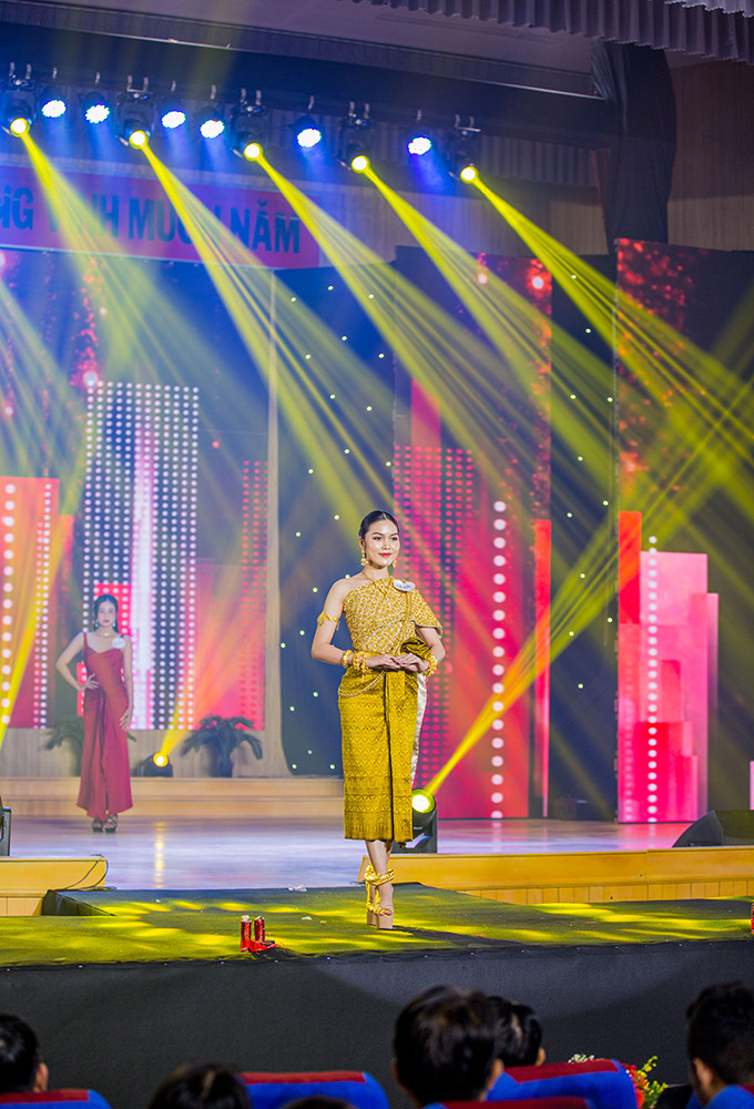 Thí sinh Thạch Thị Ngọc Trinh trong phần trình diễn trang phục dân tộc Khmer. Thí sinh Thạch Thị Ngọc Trinh trong phần trình diễn trang phục dân tộc Khmer.