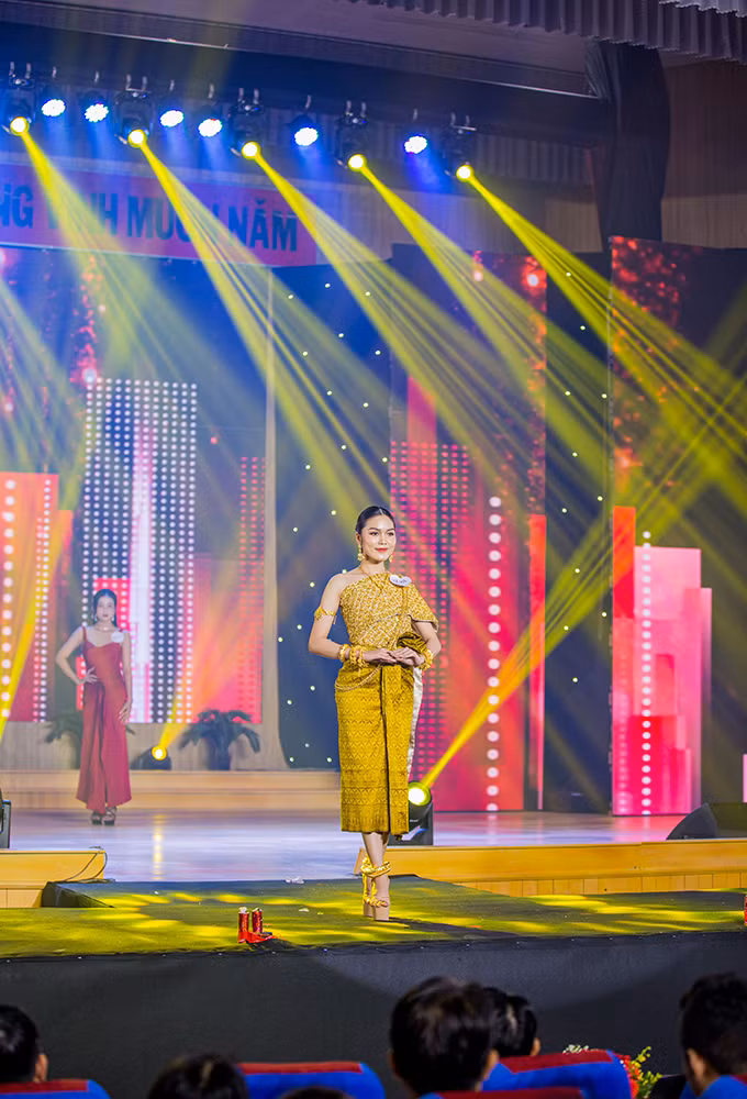 Thí sinh Thạch Thị Ngọc Trinh trong phần trình diễn trang phục dân tộc Khmer.