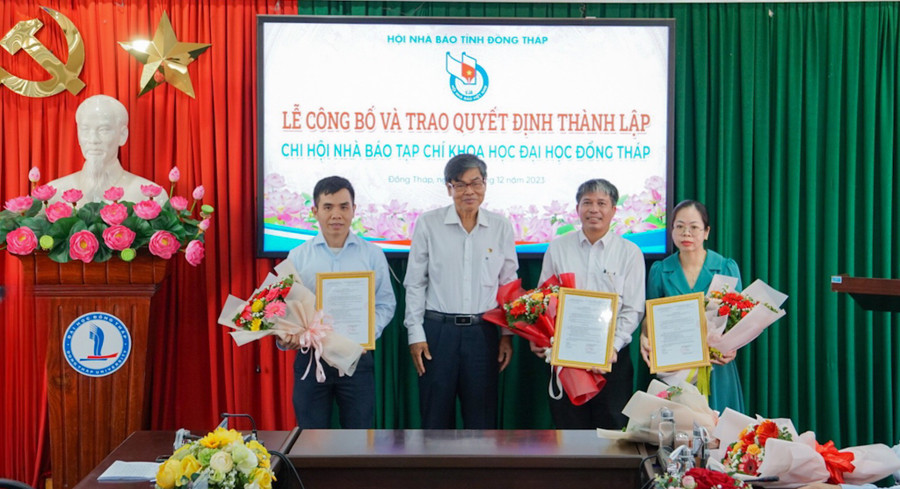 Trao quyết định thành lập Chi hội và chỉ định Ban thư kí Chi hội nhà báo Tạp chí khoa học Đại học Đồng Tháp.