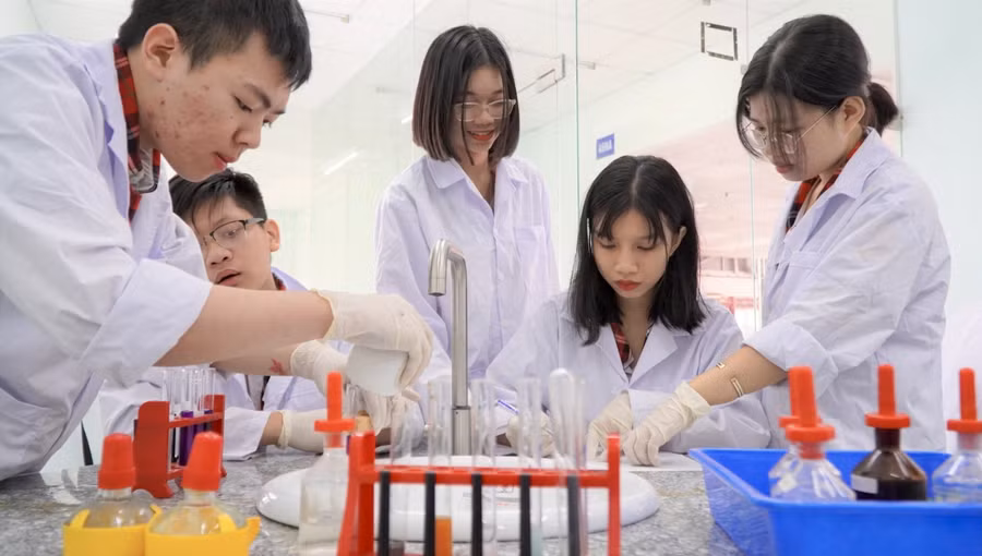 Học sinh của hệ thống Trường TH-THCS-THPT Nam Việt, T.HCM trong giờ thực hành. Ảnh NTCC