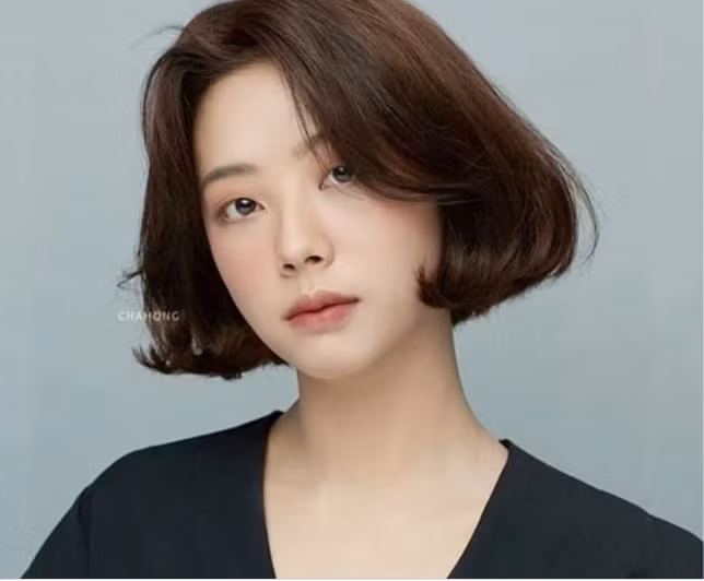 5 kiểu tóc ngắn uốn cụp cho nàng gương mặt V-line thon gọn ảnh 10