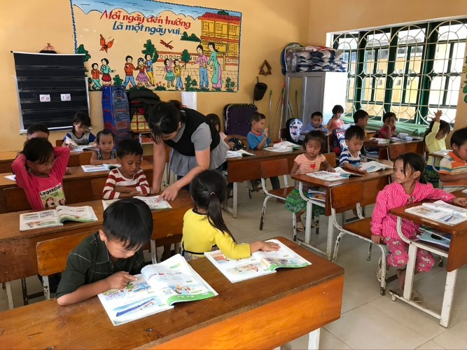 GV Trường TH&THCS số 2 Hồng Ca tới từng bàn để hướng dẫn HS tập đọc. GV Trường TH&THCS số 2 Hồng Ca tới từng bàn để hướng dẫn HS tập đọc.