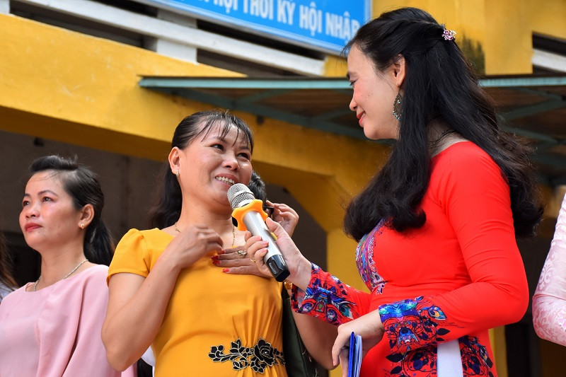 Một phụ huynh xúc động chia sẻ cảm nghĩ trong ngày đặc biệt của con em mình.