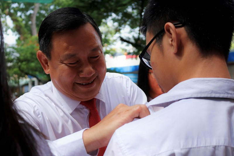 Thầy Hiệu trưởng trao huy hiệu niên khóa 2016-2019 cho các học sinh trong buổi lễ.