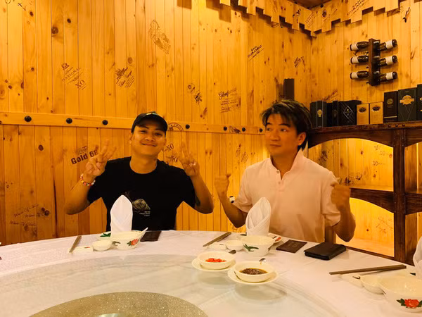 Hoài Lâm và Đàm Vĩnh Hưng vui vẻ xuất hiện cùng nhau sau thời gian xa cách.