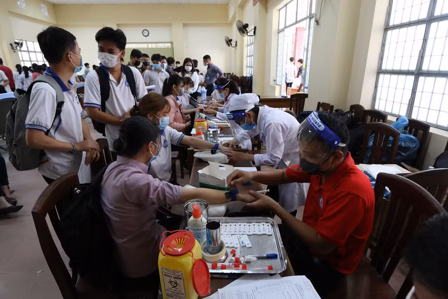 Kiểm tra sức khỏe, phòng chống dịch bệnh trước khi tham gia hiến máu.