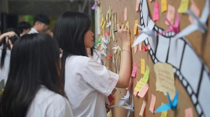 Sĩ tử cả nước tất bật chuẩn bị cho chặng đường nước rút. Nguồn: Humans of Tran Nhan Tong Sĩ tử cả nước tất bật chuẩn bị cho chặng đường nước rút. Nguồn: Humans of Tran Nhan Tong