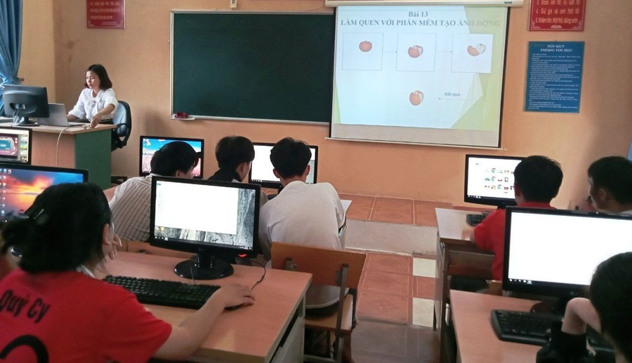 Các trường ở Mường Ảng giảng dạy bằng máy chiếu kết hợp video, âm thanh, hình ảnh tạo sự sinh động, hứng thú học tập cho học sinh.