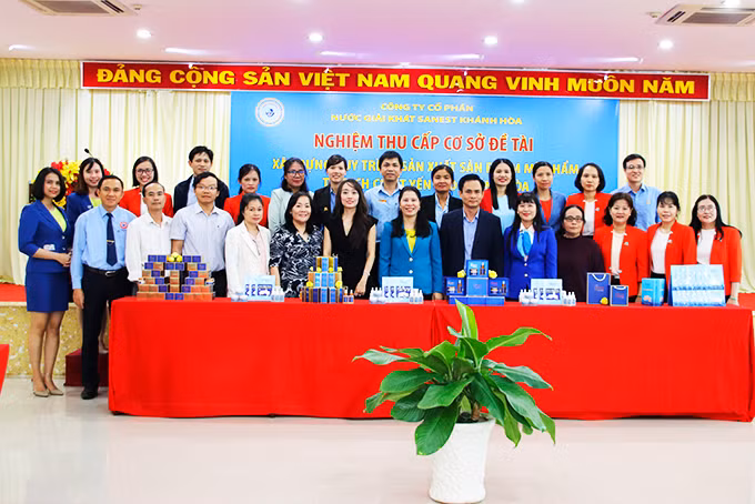 Nhóm nghiên cứu chụp hình lưu niệm với Hội đồng nghiệm thu đề tài.