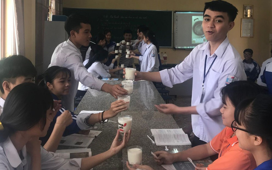 Trong giờ dạy thực hành của cô Trần Thu Hương - giáo viên Trường THPT Triệu Quang Phục Trong giờ dạy thực hành của cô Trần Thu Hương - giáo viên Trường THPT Triệu Quang Phục