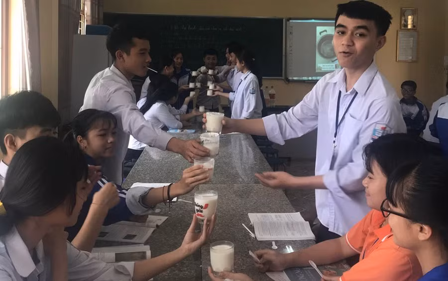 Trong giờ dạy thực hành của cô Trần Thu Hương - giáo viên Trường THPT Triệu Quang Phục